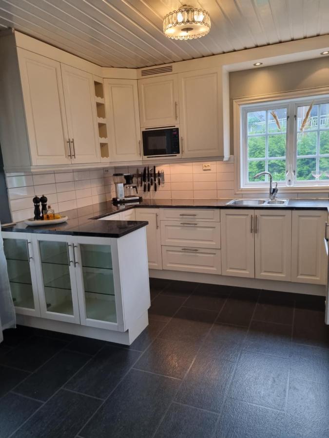 Stor Leilighet Med 4 Senger Sentralt I Forde Extérieur photo