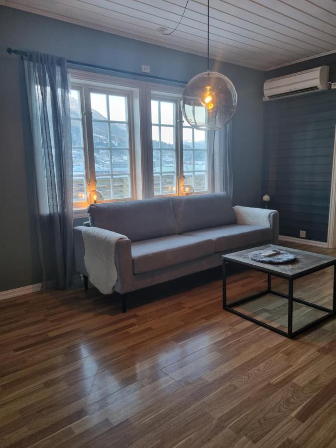 Stor Leilighet Med 4 Senger Sentralt I Forde Extérieur photo